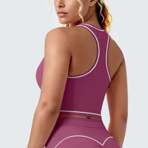 Rugdetail van bordeauxrode sport-bh met witte contrasterende bies, racerback fitness top.