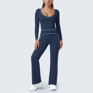 Detailansicht des dunkelblauen Yoga Sets mit Kontrastbiesen, langem Arm und moderner Schlaghose.