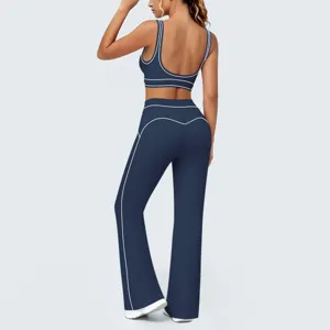 Vista di dettaglio del set di pantaloni yoga a zampa con profili a contrasto sport