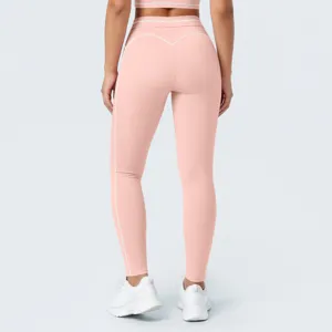 Pantalones de yoga rosas de talle alto con ribetes, mallas fitness transpirables vista trasera.