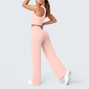 Ensemble de yoga evase taille haute et soutien-gorge de sport dos nageur liseré rose.