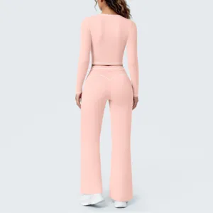 Rosa Langarm Crop Top und Schlag Yoga Hose Set mit Blick auf die Rueckseite Details.