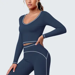 Nahaufnahme Detail des blauen Sport Oberteils und Leggings Sets mit Kontrastpaspelierung.