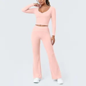 Rosa zweiteiliges Trainingsset mit langärmligem Crop-Top und taillierten Schlag-Yogahosen.