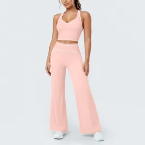 Détails de l'ensemble de yoga rose à lignes contrastées, haut nageur et pantalon large.