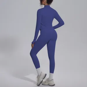 Vista posteriore dettaglio top sportivo manica lunga blu e leggings da yoga fitness per donna.