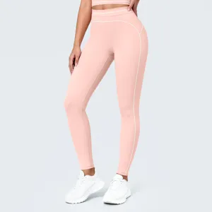 Pantalones de yoga rosa talle alto detalle, tejido nude transpirable con ribetes blancos.