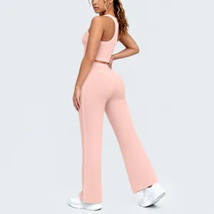 Ensemble de sport pour femme avec lignes contrastées, crop top et pantalon de yoga évasé.