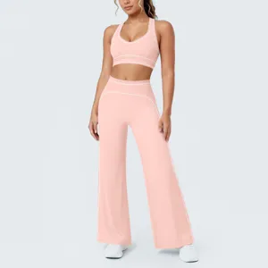 Vista dettagliata del reggiseno sportivo rosa e dei pantaloni da yoga con bordino.