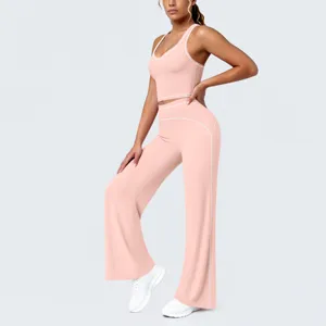 Ensemble de sport rose avec crop top et pantalon evase et details de passepoil blanc.