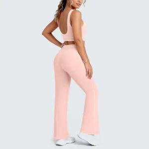 Set sportivo rosa, vista posteriore con reggiseno sportivo e pantaloni a zampa coordinati.