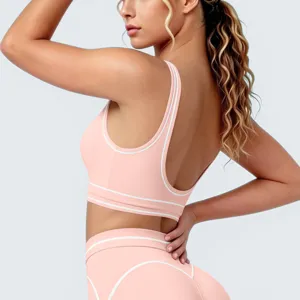 Roze naadloze fitness sportbeha met witte biezen, ademende U-rug yoga crop top voor dames.