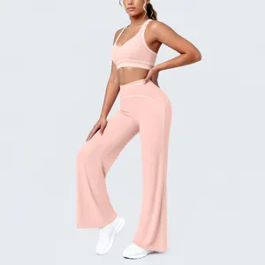 Dettagli del completo sportivo rosa con profili bianchi a contrasto per yoga e palestra.