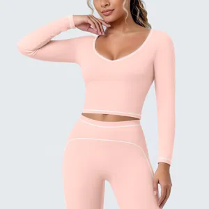 Gedetailleerde close-up van dames perzik langeweg sporttop en comfortabele leggings.