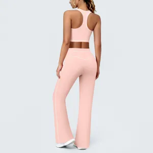 Ensemble soutien-gorge de sport et pantalon de yoga évasé rose avec liserés contrastés.