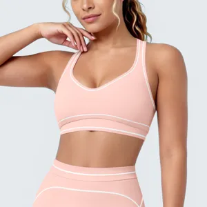 Gedetailleerd uitzicht op de roze tweekleurige geborstelde sportbh met racerback ontwerp.