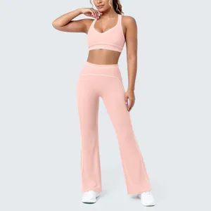 Set reggiseno sportivo e pantaloni yoga svasati rosa da donna per fitness e corsa.