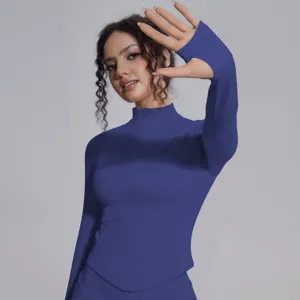 Vista dettagliata del top sportivo blu da donna con fori per pollici e collo.