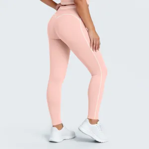 Vista detallada de leggings de yoga rosas de talle alto con costuras blancas de contraste.