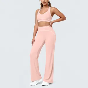 Vista dettagliata di un set da yoga rosa a due pezzi con reggiseno e pantaloni a zampa.