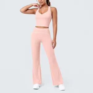 Ensemble de yoga rose style avec liseres contrastés, crop top et pantalon evase pour le sport.