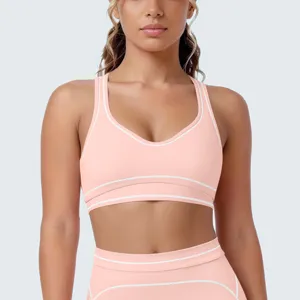 Stijlvolle roze sport-bh voor dames met witte bies en comfortabele pasvorm voor fitness.