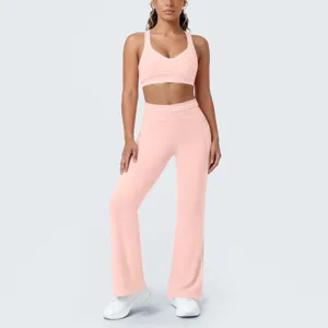 Vista dettagliata del set yoga rosa con finiture a contrasto, abbigliamento sportivo elastico.