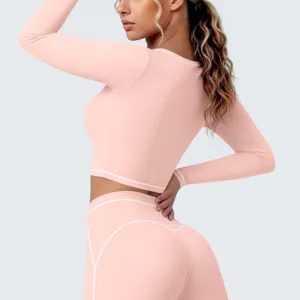 Rosa langärmliges Sport-Oberteil und High-Waist-Leggings Detail, atmungsaktiver Fitness-Look.