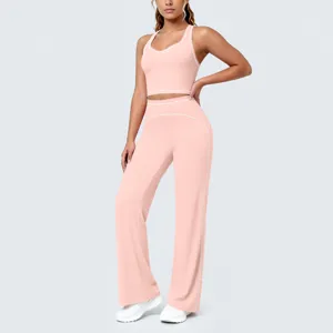 Ensemble de yoga rose en deux pièces avec crop top et pantalon large, idéal pour le sport.