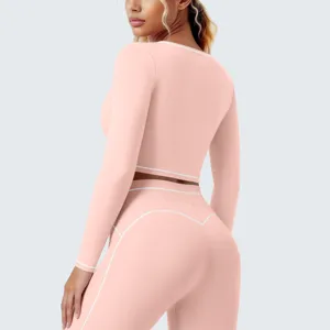Detailansicht des rosa sportlichen Langarm-Crop-Tops mit weißer Kontrasteinfassung Fitness.