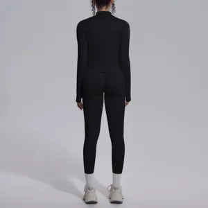 Set top sportivo a manica lunga e leggings neri, ideale per corsa, fitness e allenamento yoga.
