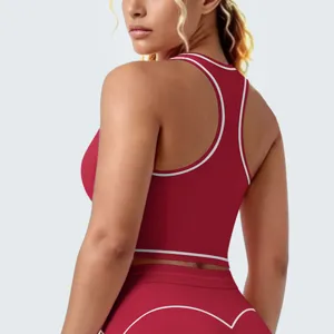 Rode contrasterende geborstelde sport-bh met racerback en strak fitness-yoga detail.