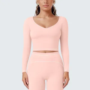 Rosa seamless Sport Crop Top und High Waist Leggings Set mit stylischer weißer Kontrastpaspel.