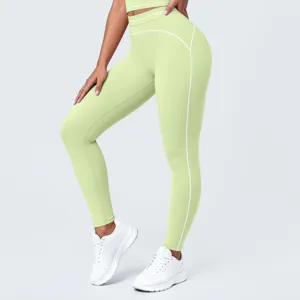 Mallas de yoga verde matcha de tiro alto con ribetes blancos en contraste, ropa deportiva.