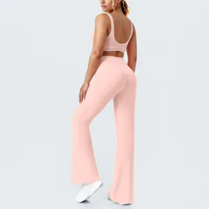Elegante completo sportivo yoga rosa con reggiseno e pantaloni a zampa alla moda.