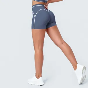 Detailopname van fitnessshorts met hoge taille voor dames en contrasterende biesjes.