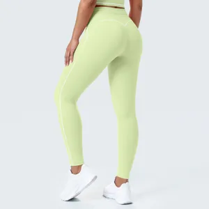 Detalle de pantalones de yoga de talle alto, costuras en contraste y diseño push-up deportivo.