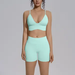 Conjunto de yoga activewear liso sin costuras con sujetador deportivo y pantalones cortos.