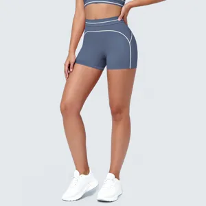 Close-up van dames sport yoga shorts en top in grijsblauw met contrasterende witte biezen.