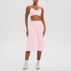 Ensemble de sport rose soutien-gorge de yoga dos nageur et pantalon capri taille haute.