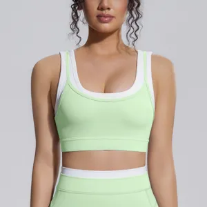 Vue de détail de la brassière de sport côtelée, haut de fitness bicolore respirant.