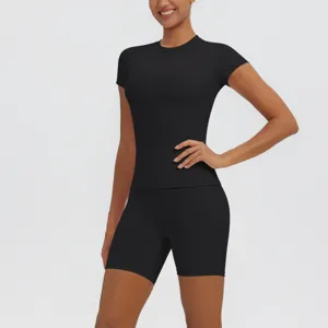 Vue détaillée du haut de yoga noir respirant et du short de course taille haute ajusté.
