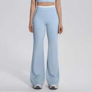 Vue détaillée de pantalon de yoga évasé bleu clair pour femme avec taille haute contrastée.