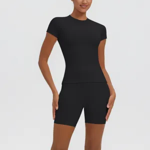 Ensemble de yoga noir avec top à manches courtes et short taille haute pour le sport.