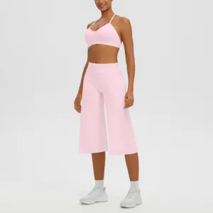 Ensemble de fitness soutien-gorge yoga halter rose et pantalon capri taille haute femme.