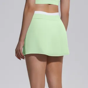 Vue détaillée du dos de la jupe de sport taille haute avec une ceinture côtelée contrastée.