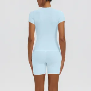 Ensemble de sport pour femme bleu clair haut manches courtes et short de yoga fitness