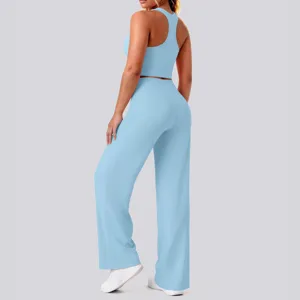 Rückansicht Detail des hellblauen Nylon Sport-BHs und der langen Yoga-Hose im Set.