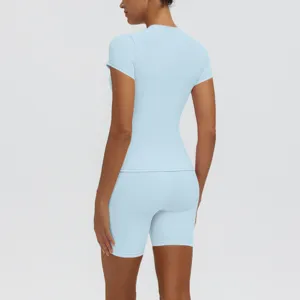 Vue détaillée arrière du haut de yoga bleu clair à manches courtes et du short taille haute.
