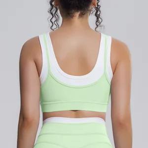 Vue dos d'une brassière de sport côtelée bicolore vert et blanc pour yoga et fitness.